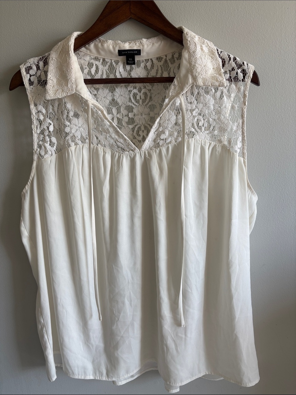 Ann Taylor XL‎ Cream Lace Yoke Sleeveless Blouse Tie Neck Flowy Top